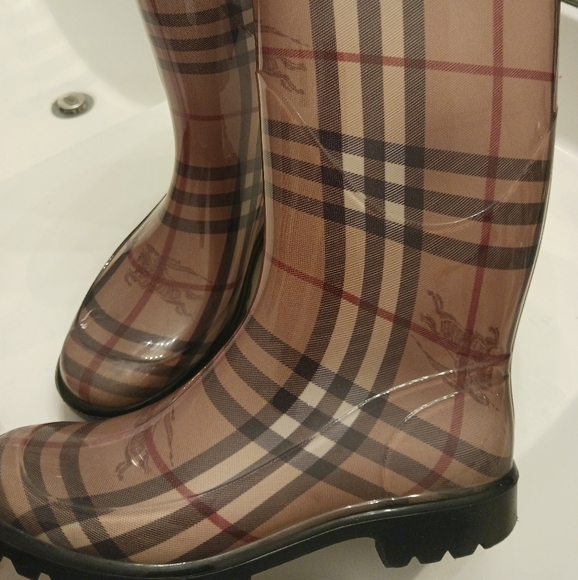 Burberry women's rain boots. - Picture 7 of 12